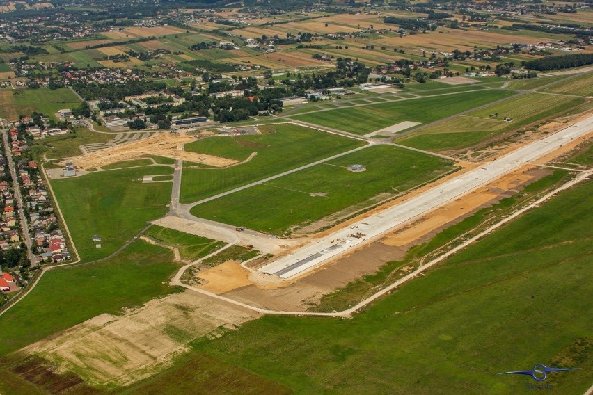 Zdjęcie lotniska wykonane w połowie lipca z motolotni...