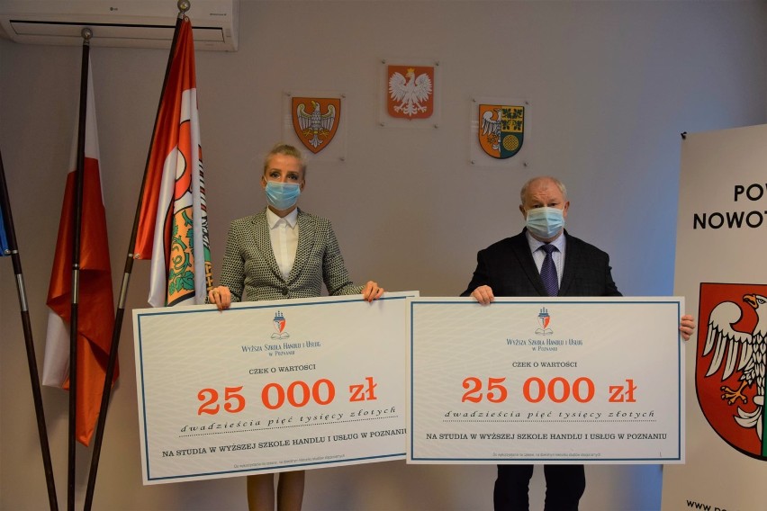 Nowy Tomyśl. Dwa stypendia dla uczniów szkół średnich o wartości 25 000 zł trafiły do Starostwa Powiatowego