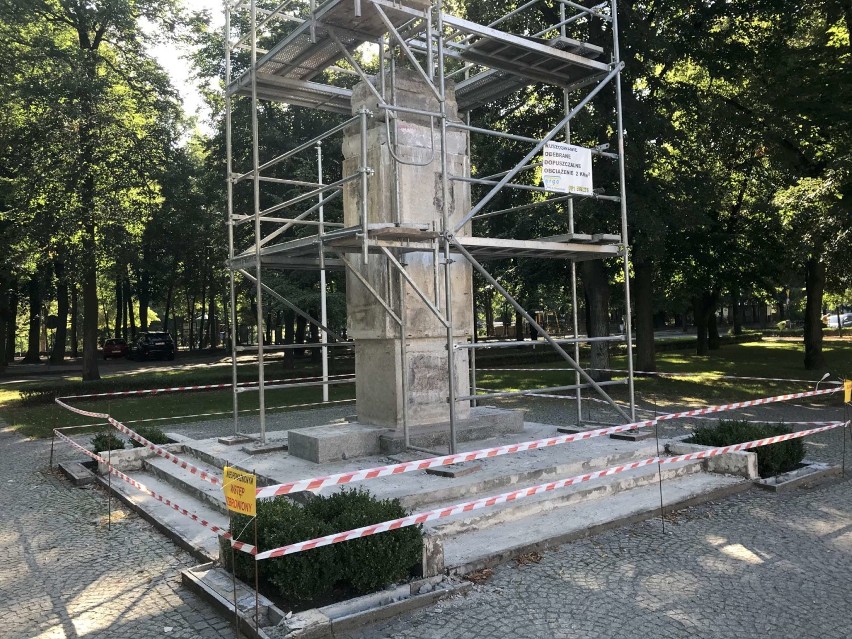 Remont pomnika na Lipowcu w Międzychodzie...