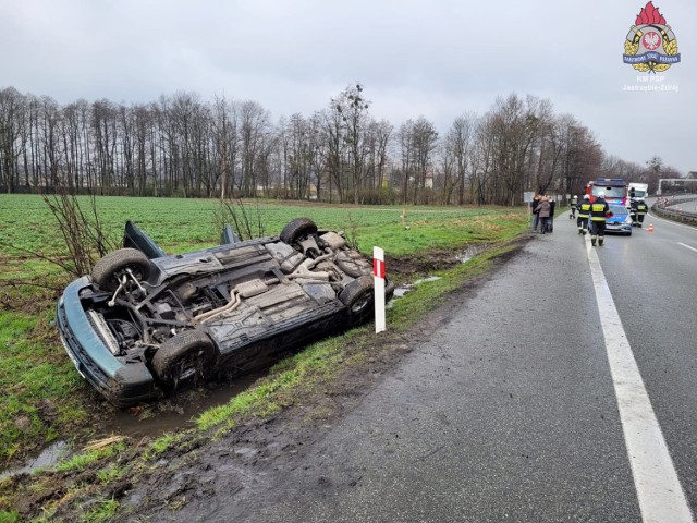 Wyleciał w Pawłowicach z drogi i dachował. BMW kompletnie rozbite