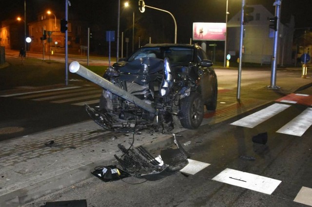 W nocy 31 grudnia w Zielonej Górze doszło do wypadku. 36-letni kierowca kii roztrzaskał się o słup sygnalizacji świetlnej. Był kompletnie pijany!