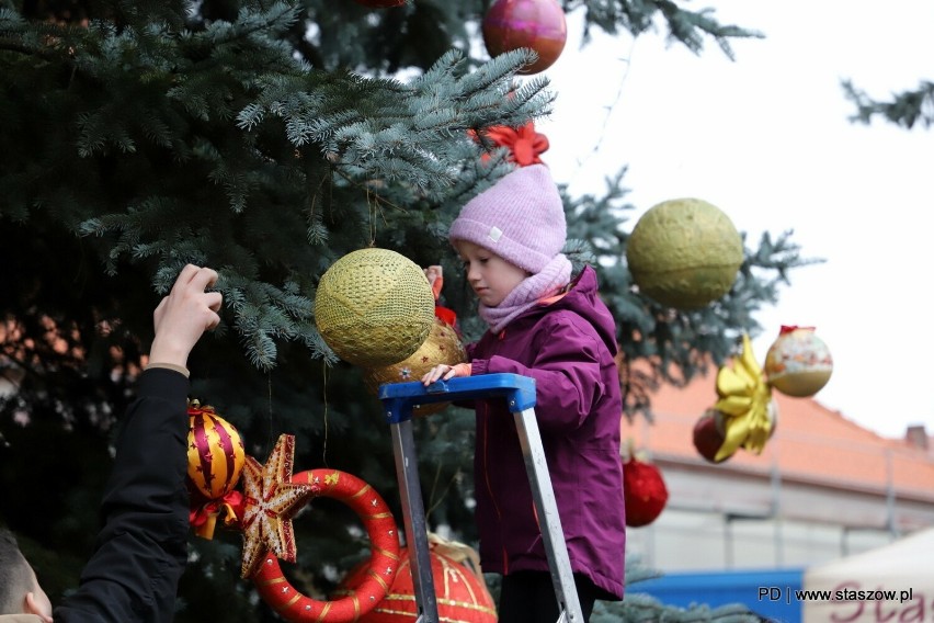 Jarmark Bożonarodzeniowy w Staszowie przyciągnął wielu mieszkańców. Zobacz nowe zdjęcia