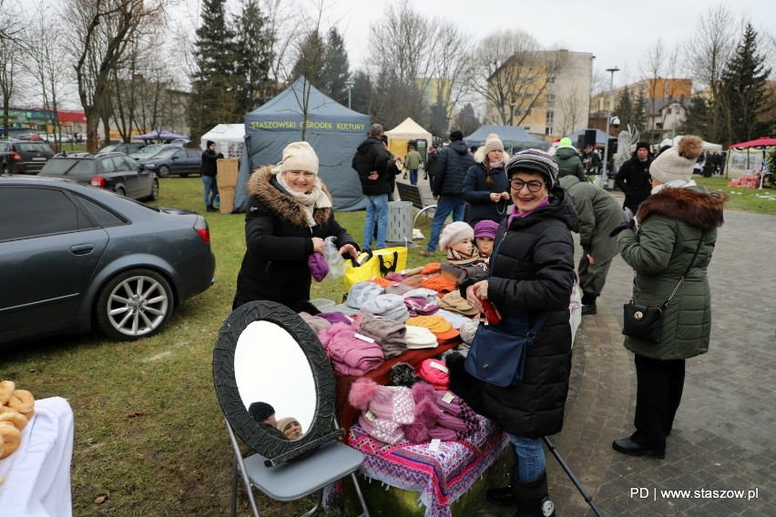 Jarmark Bożonarodzeniowy w Staszowie przyciągnął wielu mieszkańców. Zobacz nowe zdjęcia