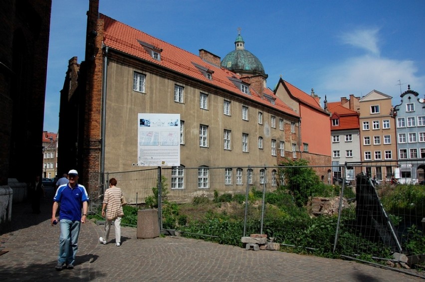 Podziurawione gdańskie Główne Miasto przed Euro 2012. Z pracami arechologicznymi nie ma to wiele wspólnego...