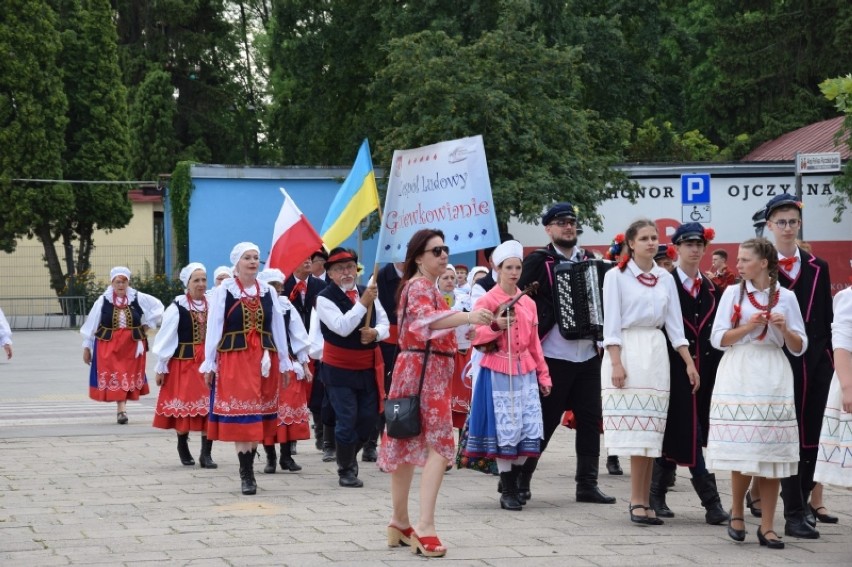 Korowód ulicami miasta rozpoczął festiwal Folklor Świata w Zduńskiej Woli [zdjęcia i wideo]
