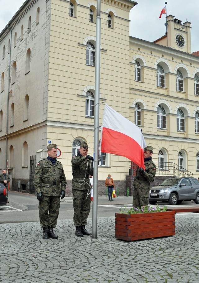 Śremianie uczcili Święto Flagi Narodowej RP oraz 10 rocznicę wstąpienia do Unii Europejskiej.