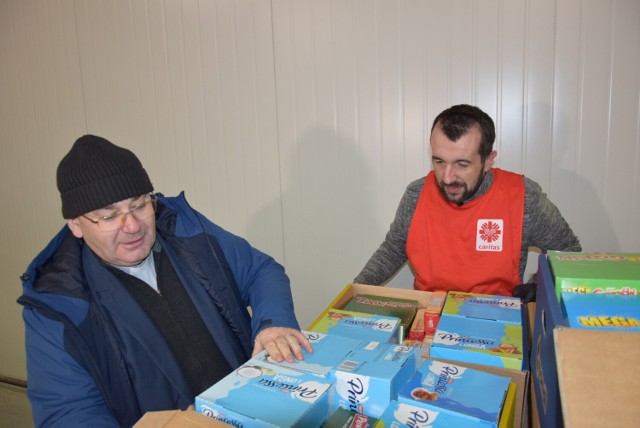 Jak przypomniał  ksiądz Bogusław Pitucha, dyrektor Caritas Diecezji Sandomierskiej  z lewej - jest to 22 transport, lecz jest wyjątkowy, ponieważ zawiera pomoc bożonarodzeniową.