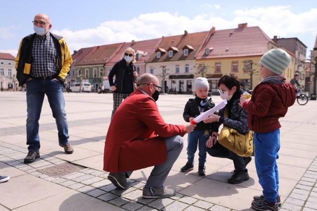 Burmistrz wręcza flagi na pszczyńskim rynku