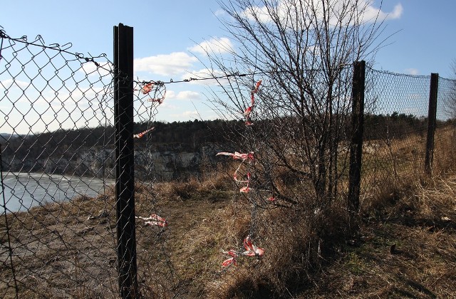 Siatki zabezpieczające przed upadkiem z urwiska są zniszczone