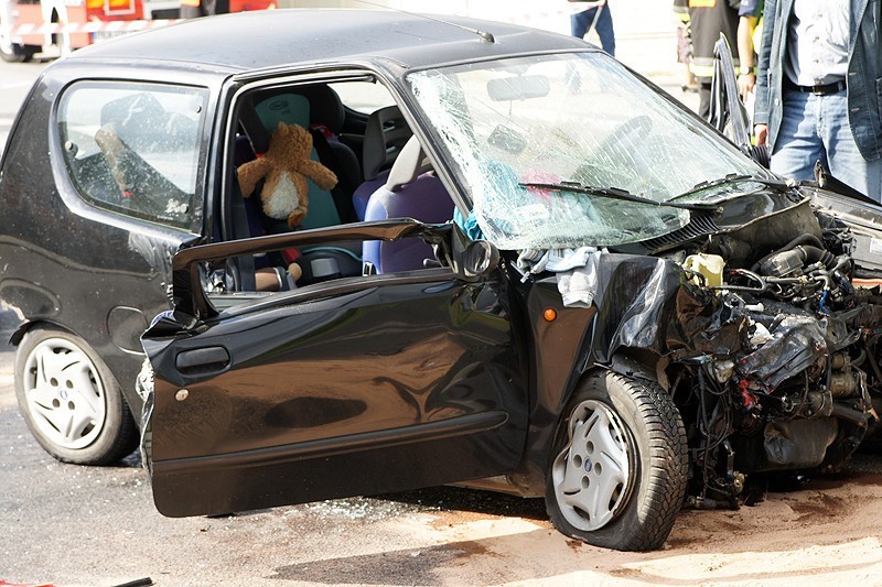 Wypadek w Piotrowie. Wymusił pierwszeństwo na krzyżówce. Cudem nikt nie zginął. ZDJĘCIA