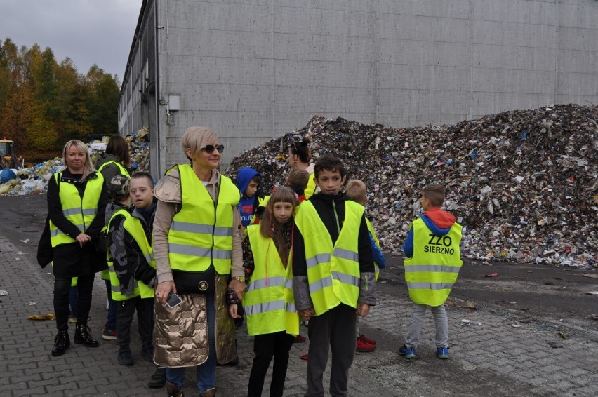 Akcja ekologiczna w gminie Bytów. Uczniowie sprzątali okolicę