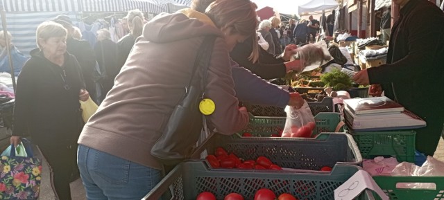 Jak zawsze pomidory cieszyły się dużym zainteresowaniem wielu kupujących. Zobacz na kolejnych slajdach jakie były ceny wybranych warzyw i owoców na targu w Jędrzejowie w czwartek, 12 października