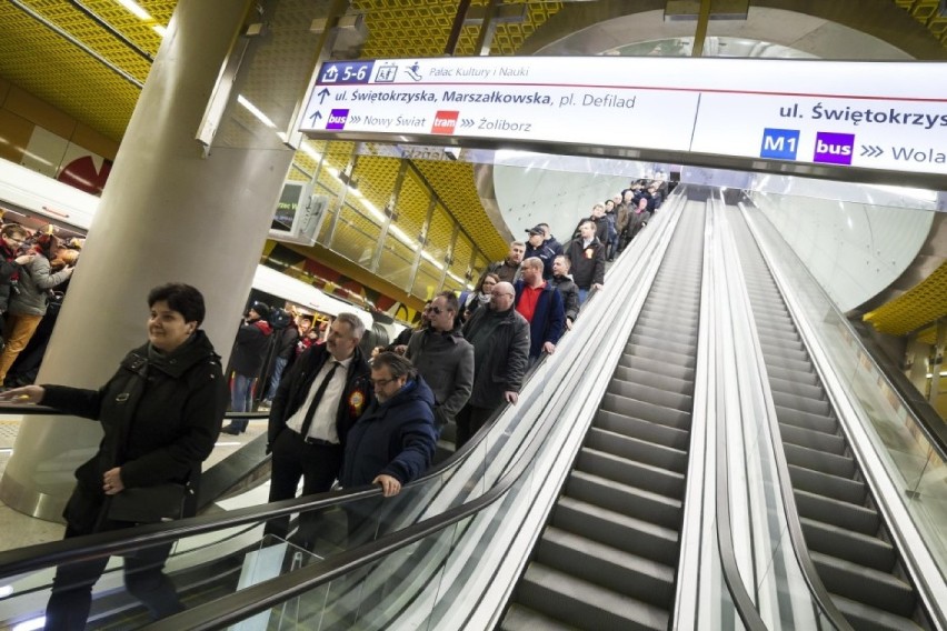 Awarie schodów w II linii metra. „Pasażerowie naciskają...