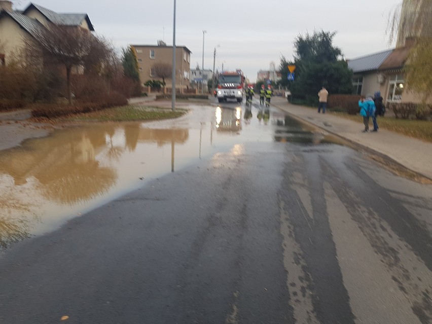 Pękła rura na Gronowie. Dwie straże i wodociągowcy na miejscu