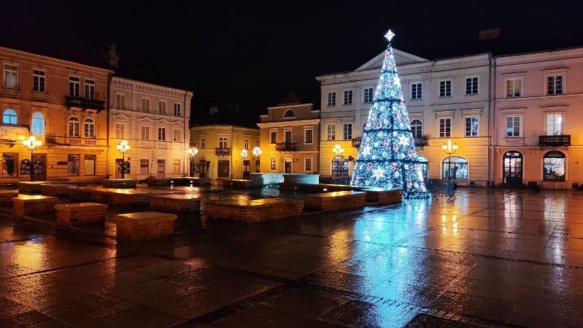 Świąteczna choinka na rynku w Piotrkowie