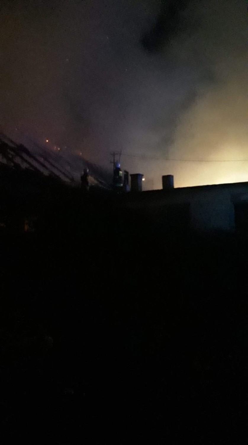 Pożar obory w Szałwinku. 11-godzinna akcja, na miejscu 10 zastępów strażaków z całego powiatu [ZDJĘCIA]