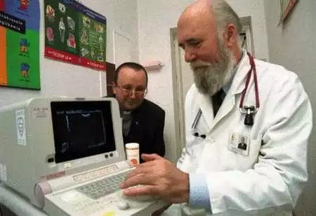 Eugeniusz Kliber, ordynator oddziału wewnętrznego w szpitalu św. Kamila, testuje nowy ultrasonograf. Fot. L. Usińska