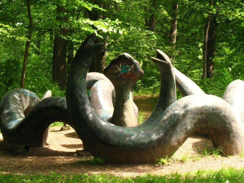 Rzeźba „Węże" z parku w dzielnicy Rusinowa, którą zniszczono...
