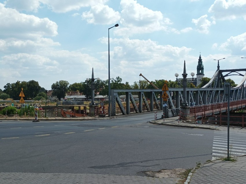 Tak wyglądała budowa mostu tymczasowego na Odrze w Krośnie...