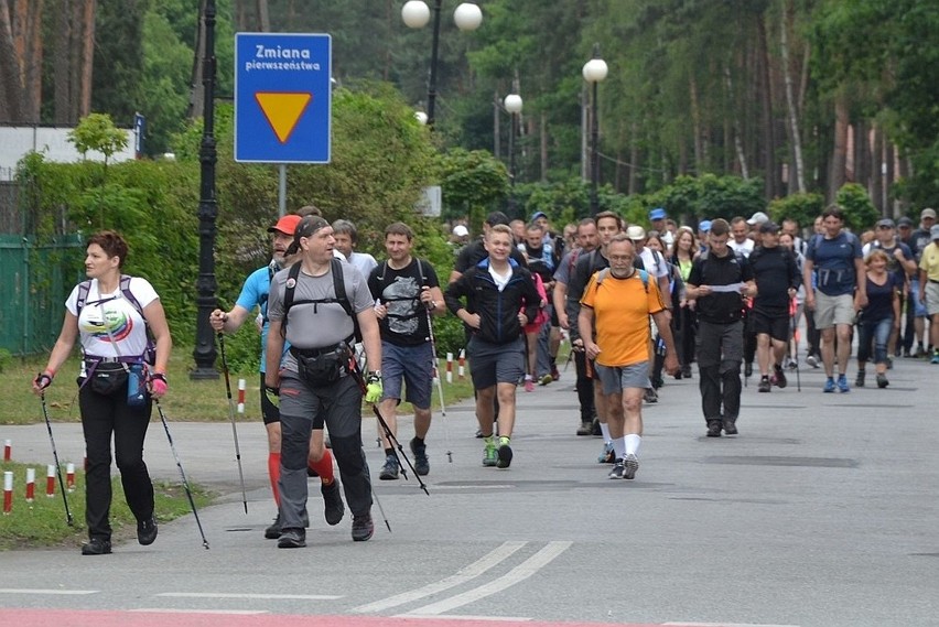 141 osób pokonywało trasę Koneckiego Maratonu Pieszego. Przeszli 50 kilometrów (ZDJĘCIA)