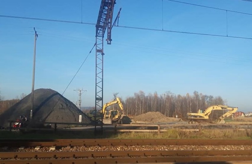 Budowa obwodnicy Podolsza w gminie Zator. Roboty nabrały rozmachu. Nowa droga ma być gotowa za 13 miesięcy [ZDJĘCIA]