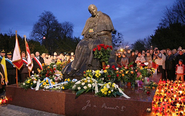 Pomnik Jana Pawła II projektu prof. Stanisława Radwańskiego stanął na toruńskich Jordankach w czerwcu 2007