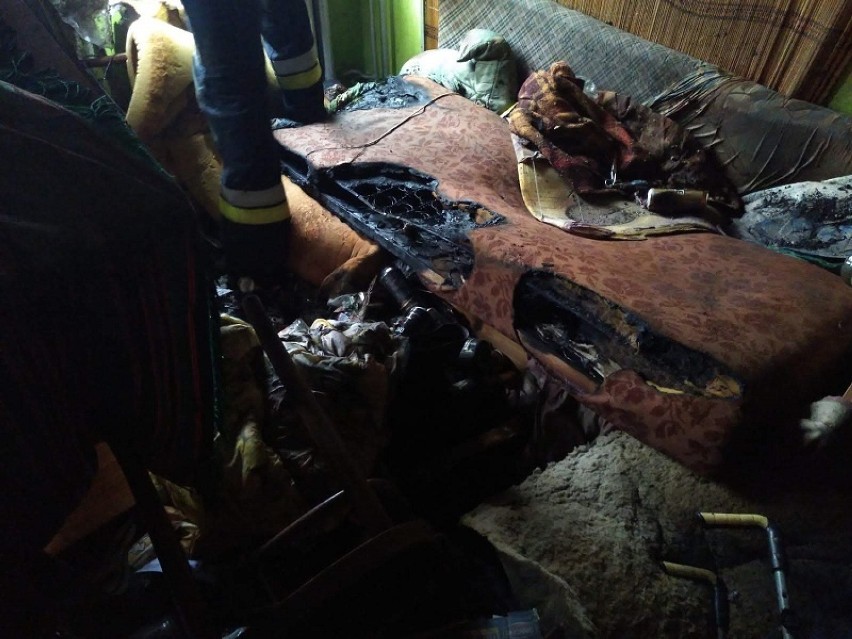 Pożar w Ostrowcu. Strażacy uratowali mężczyznę z płonącego mieszkania
