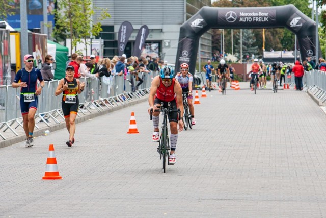 Blisko 4500 profesjonalistów i amatorów startuje w największej triathlonowej imprezie w Polsce - Enea Bydgoszcz Triathlon. To już piąta edycja wyjątkowej sportowej rywalizacji, rozgrywanej w centrum miasta. 

Podobnie jak w  poprzednich latach, rywalizację podzielono na dwa dni i na trzy dystanse. W sobotę uczestnicy walczyli na dystansie 1/4 (950 metrów pływania, 42 kilometry jazdy na rowerze i 10,5 kilometra biegu), a w niedzielę zmierzyli się na dwóch kolejnych.
W godzinach porannych wystartowali zawodnicy rywalizujący na na dystansie 1/2 (1,9 km pływania, 84 km roweru i 21.1 km biegu), a w godzinach południowych na 1/8 (475 m pływania, 21 km roweru i 5,2 km biegu). Walka była zacięta, a emocji sporo.  

Rywalizacja toczy się w centrum miasta, a metę zlokalizowano w okolicach hali Łuczniczka. 

Organizatorzy przygotowali też mnóstwo atrakcji dla kibiców - m.in. specjalne strefy zlokalizowane przy Torbydzie i w okolicach ul. Mostowej oraz festiwal Food Trucków.