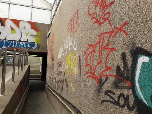 Pod osłoną nocy, malował na ścianach bloków, budynków mieszkalnych oraz urządzeniach użytku publicznego graffiti, powodując tym samym wysokie straty finansowe.