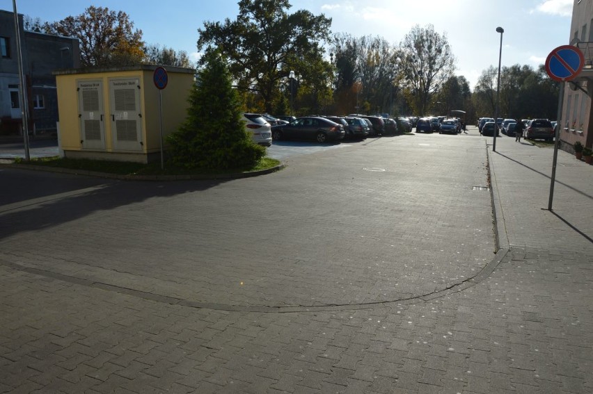 Parkowanie przy galerii Mini Park w Goleniowie grozi odholowaniem? Ktoś tu chyba przeholował