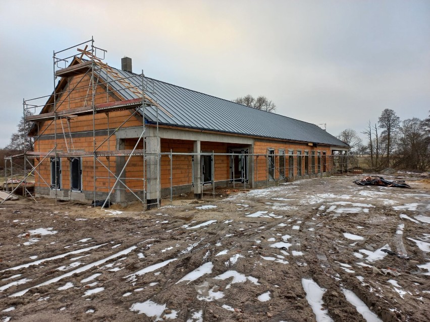 Prace idą pełną parą. Budynek posiada już dach, okna i drzwi