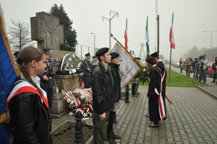 3 maja Jastrzębie: Jastrzębianie złożyli wiązanki kwiatów pod pomnikiem w Bziu. FOTO