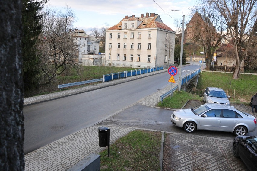 Budowa mostu i rozbudowa ulicy Paderewskiego w Krośnie. Czy konieczna jest wycinka drzew? Mieszkańcy napisali petycję