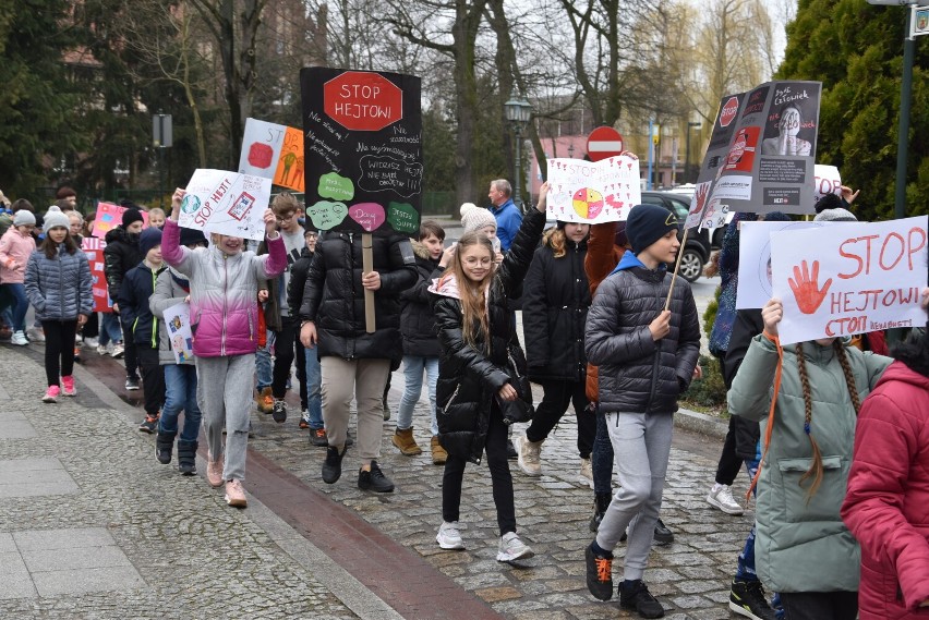 Uczniowie Szkoły Podstawowej numer 2 przeszli w marszu przeciwko hejtowi