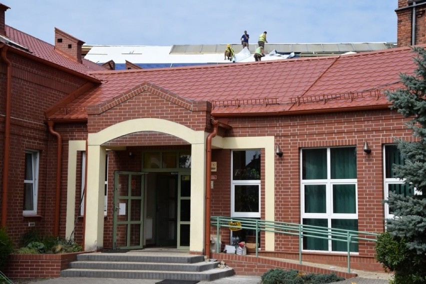 Elewacja budynku Starostwa pięknieje, a Zespół Szkół im. Marii Konopnickiej zyska nowy dach