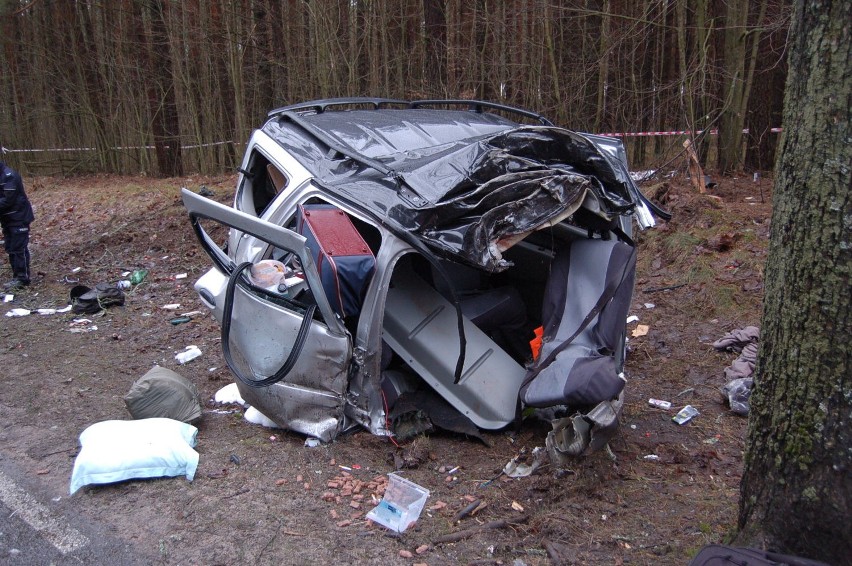 Samochód rozbił się na drzewie. Kierowca nie żyje