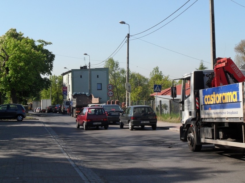 Wypadek ciężarówki z rurami na A4 w Katowicach. Gigantyczne korki od godziny 3.00