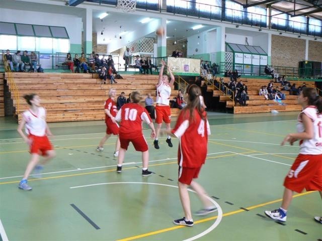 W Opalenicy i Grodzisku gimnazjalistki rywalizowały w koszykówkę [FOTO]