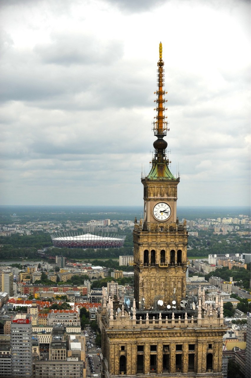 Pałac Kultury ma nowych lokatorów. Pod iglicą budowli...