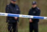 Gdynia: Zwłoki młodego mężczyzny znalezione na plaży. Na miejscu pracują policjanci i prokurator