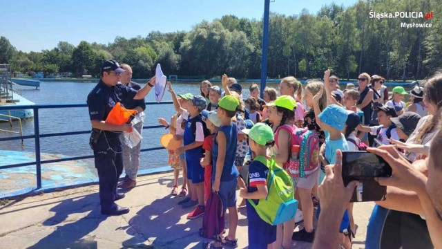 Dzielnicowi z Mysłowic uczyli najmłodszych o bezpieczeństwie nad wodą w Parku Słupna. 
Przesuwaj zdjęcia w prawo - naciśnij strzałkę lub przycisk NASTĘPNE