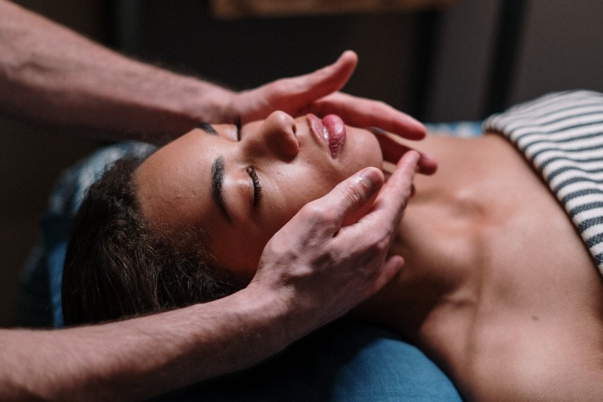 Regularne sesje masażu kobido mogą przynieść wiele korzyści....