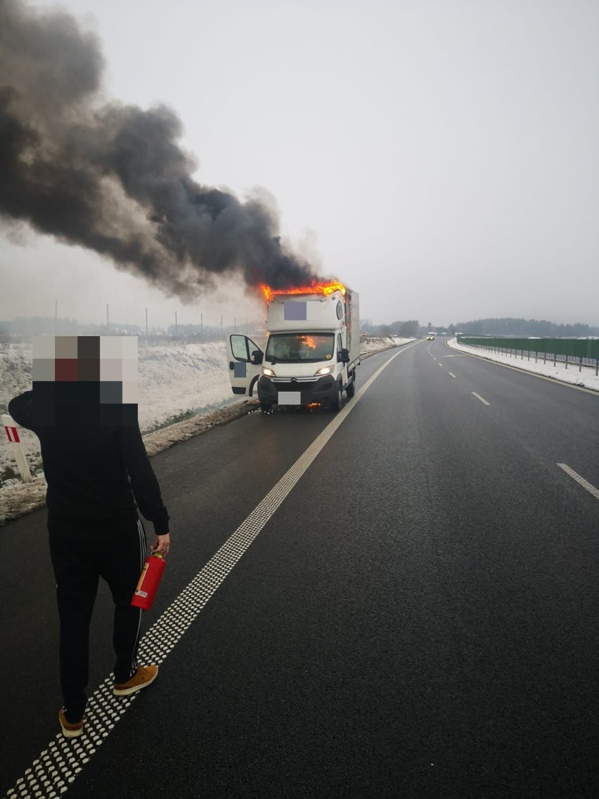 Samochód w płomieniach na obwodnicy Szczecinka. Słup dymu widoczny z daleka [zdjęcia]