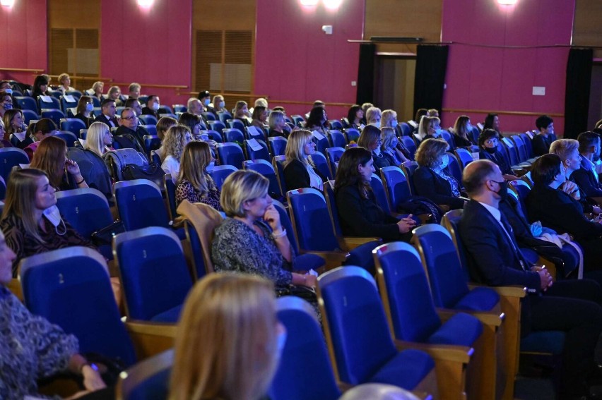 Tak świętowali dzień nauczyciela w Częstochowie. Prezydent wyróżnił najlepszych nauczycieli - zobacz ZDJĘCIA. Nagrodzono 112 osób