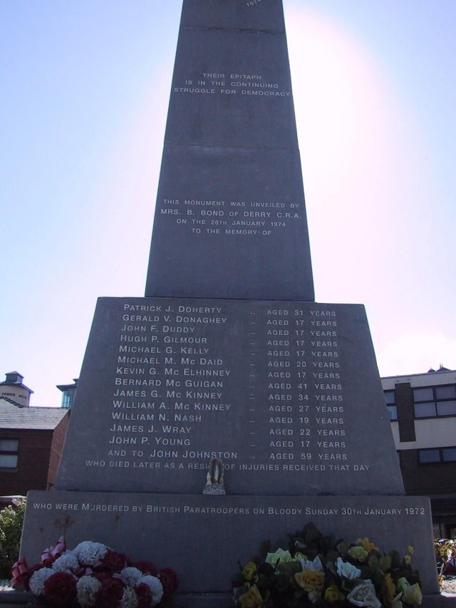 Bloody Sunday Memorial - Pomnik Poległych podczas masakry. Warto zwrócić uwagę na ich wiek.