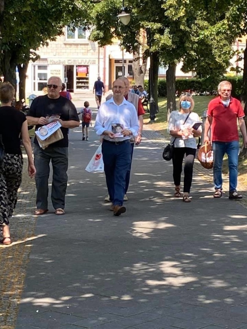 Wiceminister spraw zagranicznych Piotr Wawrzyk w sobotę na rynku w Pińczowie. Co robił ? (ZDJĘCIA)