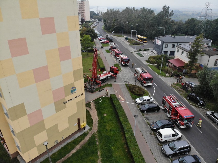 Ćwiczenia strażaków przy ul. Śniadeckich w Grudziądzu. Symulowali akcję gaśniczą w wieżowcu