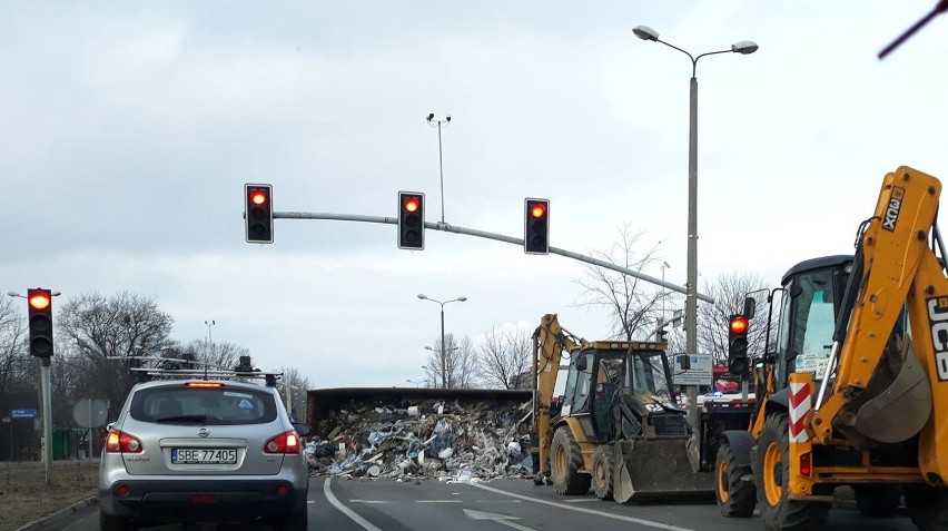Ciężarówka ze śmieciami wywróciła się w Sosnowcu