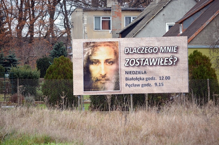 Gmina Pęcław: W Białołęce stanął wielki billboard z napisem: „Dlaczego mnie zostawiłeś?”