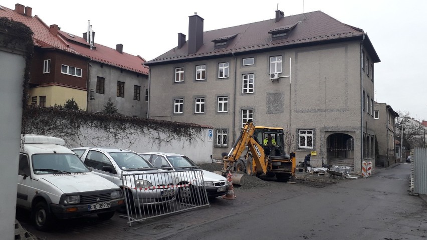 Trwa przebudowa parkingu obok urzędu miasta w Bochni od strony ulicy Rzeźnickiej, dla kogo będą nowe miejsca? [ZDJĘCIA]